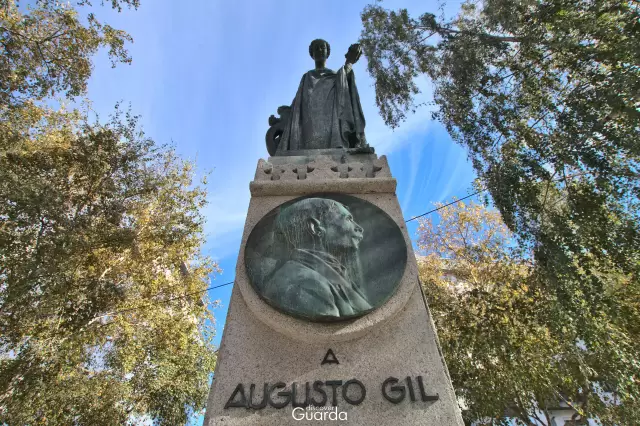 Estátua de Homenagem a Augusto Gil (foto de 2020)