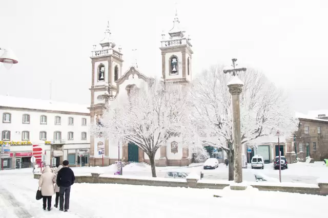 Igreja de São Vicente - Envolvente exterior em dia de Neve (foto de 2014)