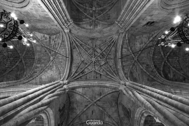 Sé Catedral - Pormenor do teto com a cruz de Cristo e Colunas Torsas (foto de 2017)